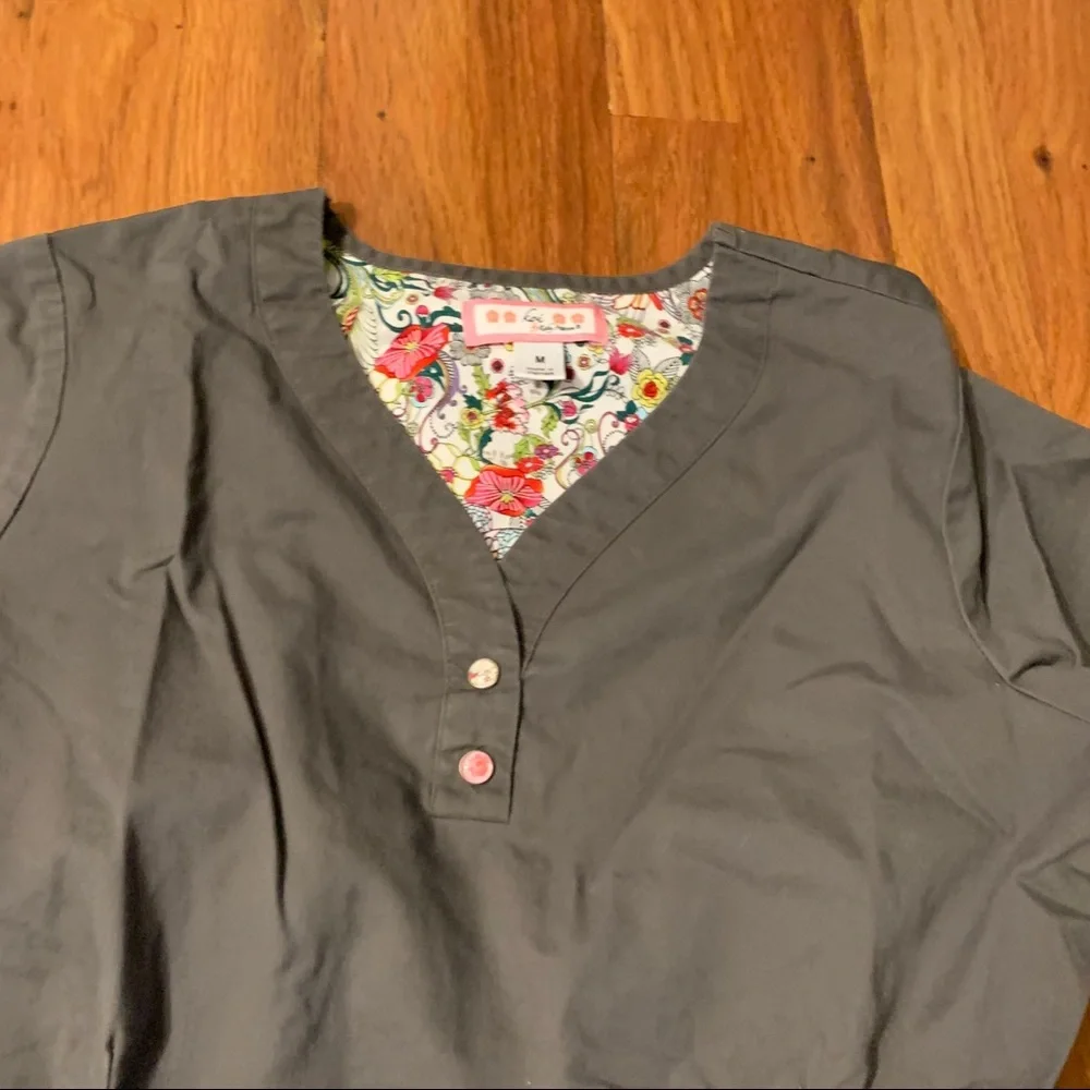 KOI grey scrub top, medium - Picture 3 of 3